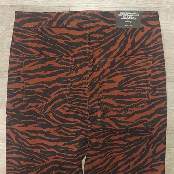 H & M DIVIDED Zebra Print Super Skinny Ankle Jeans - Picture 3 of 9